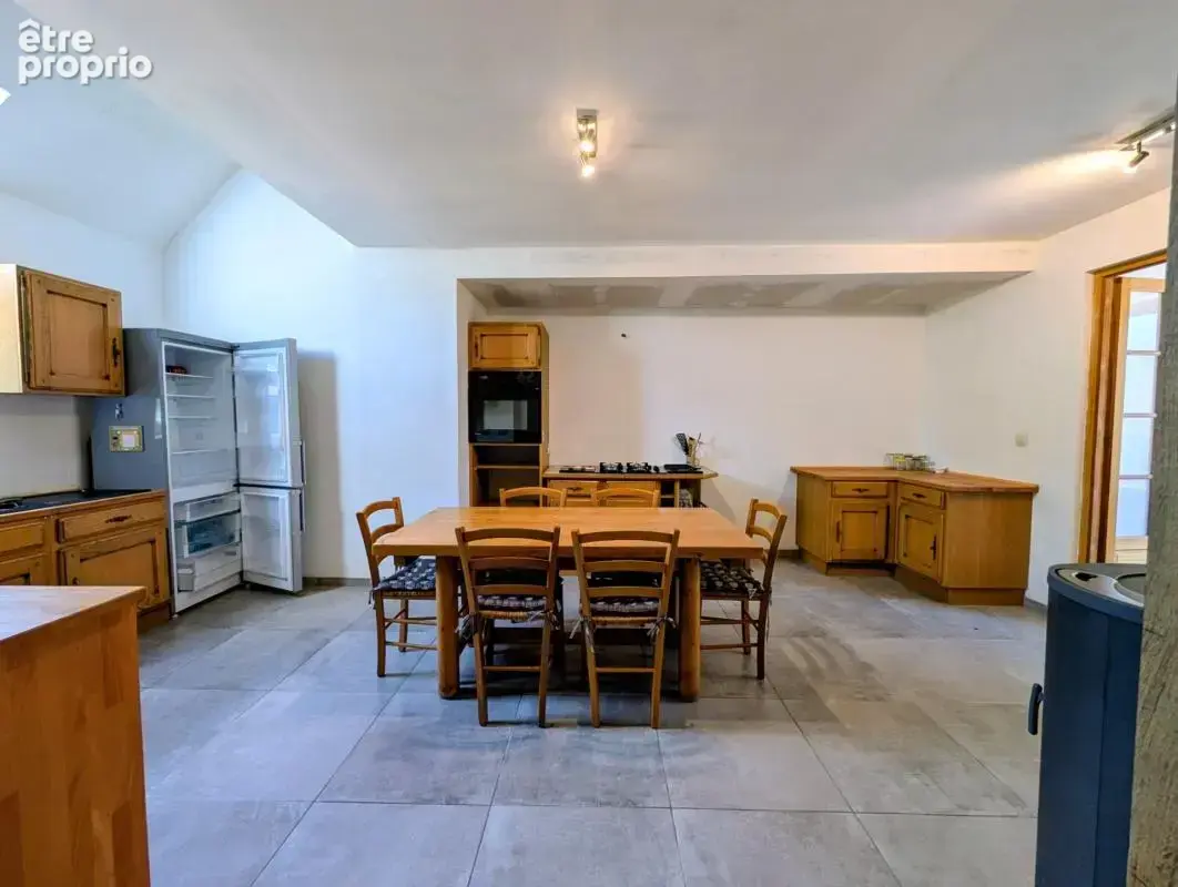 Mellé (35) : Longère de caractère rénovée (5 pièces) avec gîte indépendant, dépendances et potentiel d'aménagement - photo 8