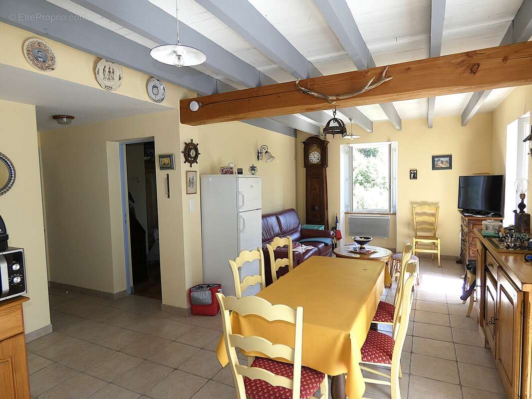 Maison en pierre avec dépendances d'environ 215 m² DORNAS (07) - photo 8