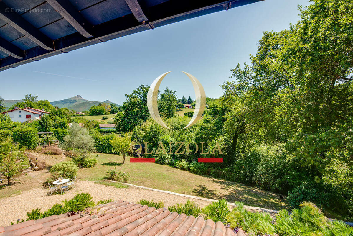 URRUGNE - Maison familiale de caractère avec piscine et vaste terrain Vue Rhune. - photo 11