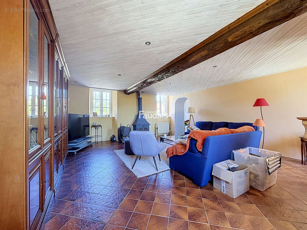 Maison 235 m² à Saint-Georges-Montcocq  - photo 8