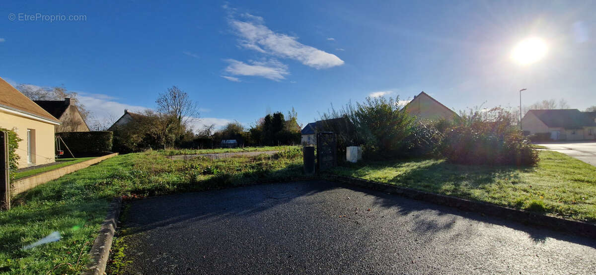 Terrain à SAINT-JEAN-DE-DAYE