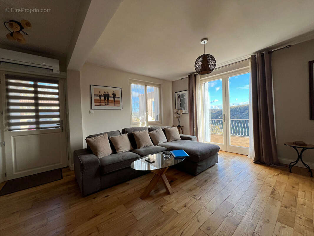 Maison entièrement restaurée avec vue exceptionnelle sur les hauteurs. - photo 7