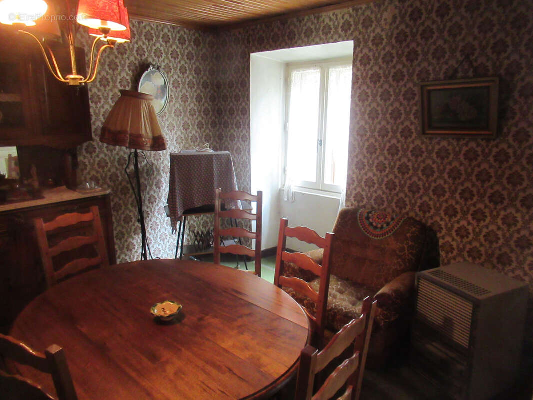 Maison en pierres avec garage et terrain attenant - photo 3