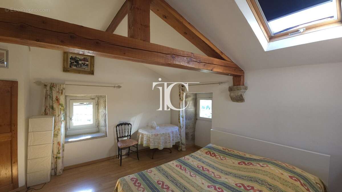 Authenticité, élégance et confort au cur du Sud Ardèche : une maison en pierre rare avec piscine où tout se fait à pied. - photo 26
