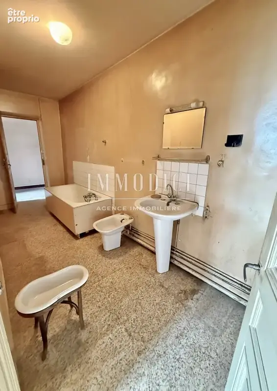 Demeure de caractère du XVIIᵉ siècle de 340 m2 avec cour et beau potentiel - photo 17