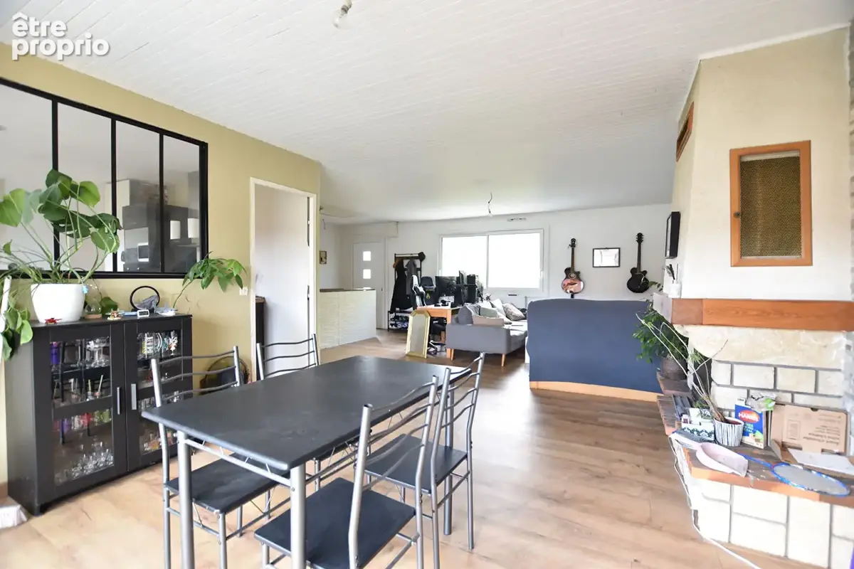 Maison avec dépendances, piscine et 2 hectares de terrain. - photo 2