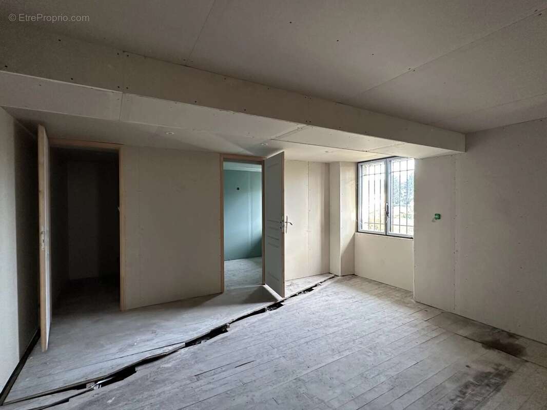 Ancien commerce à vendre, avec possibilités de faire des appartements - photo 17