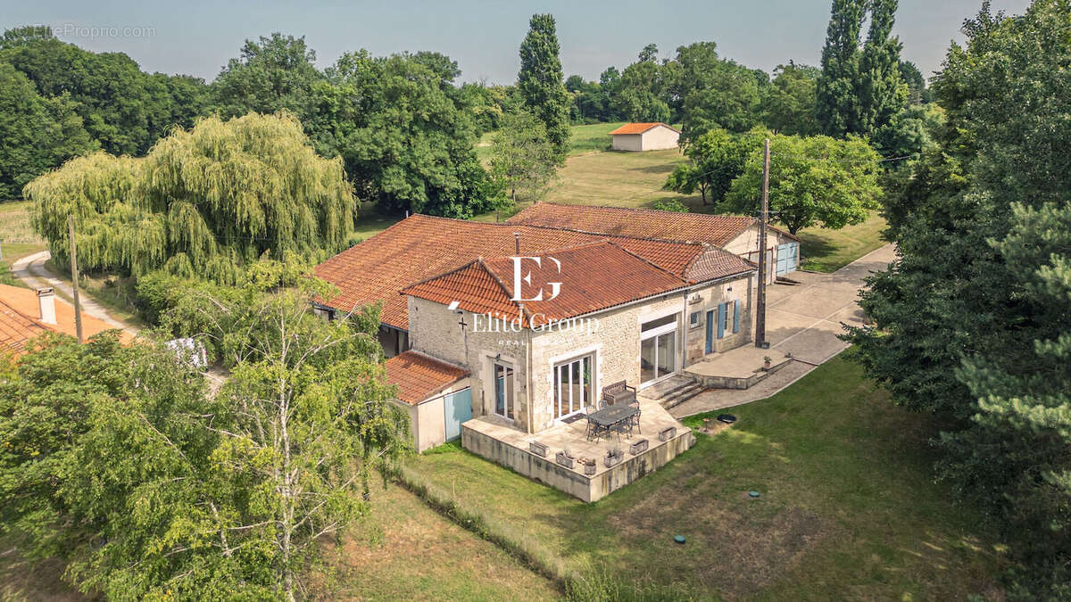 Maison à MONTMOREAU-SAINT-CYBARD