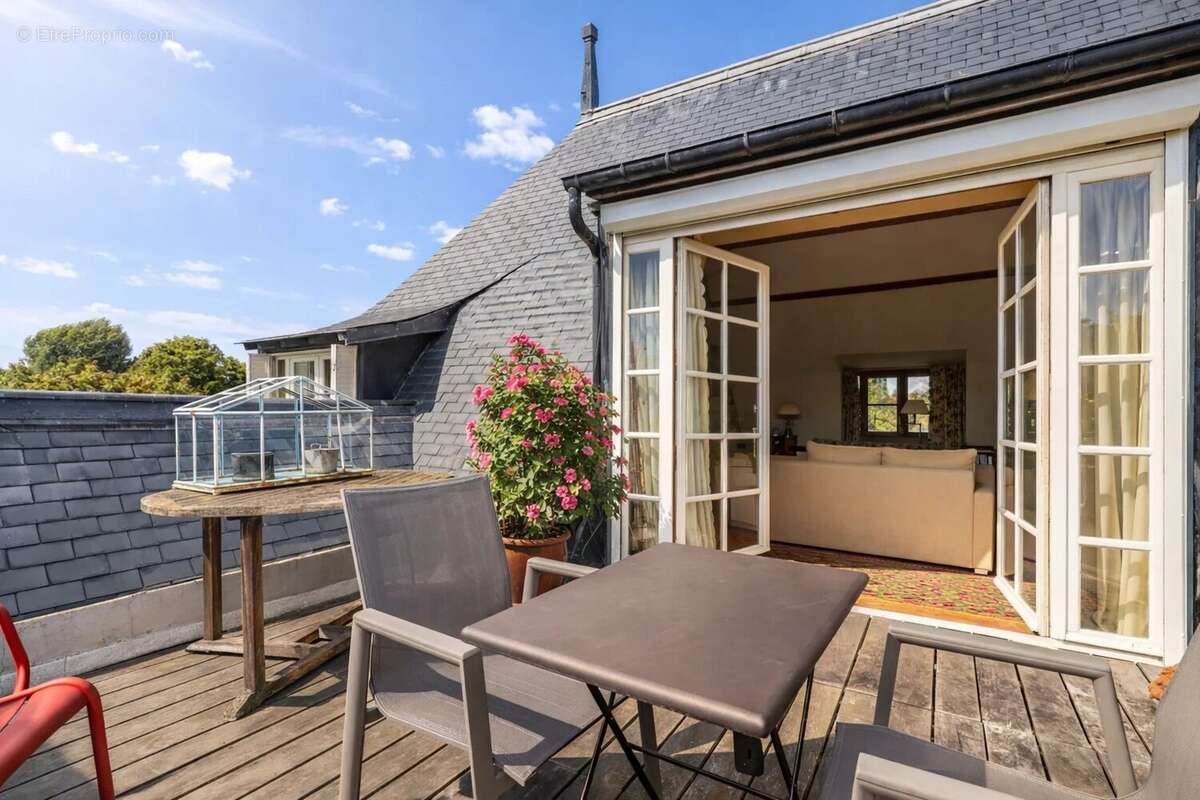 Appartement à NEUILLY-SUR-SEINE