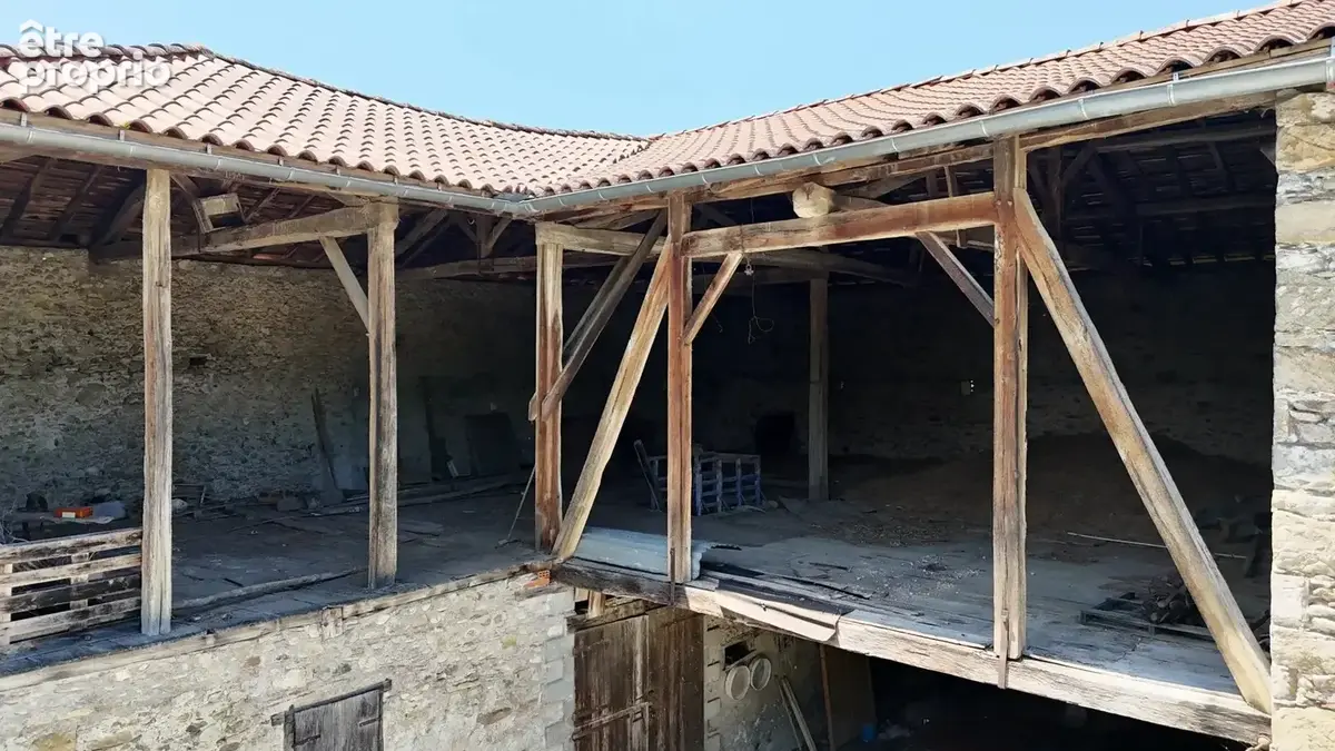 Maison en pierre de caractère 250 m² + corps de ferme 551 m² et maison annexe à rénover – Volumes, lumière & authenticité - photo 4