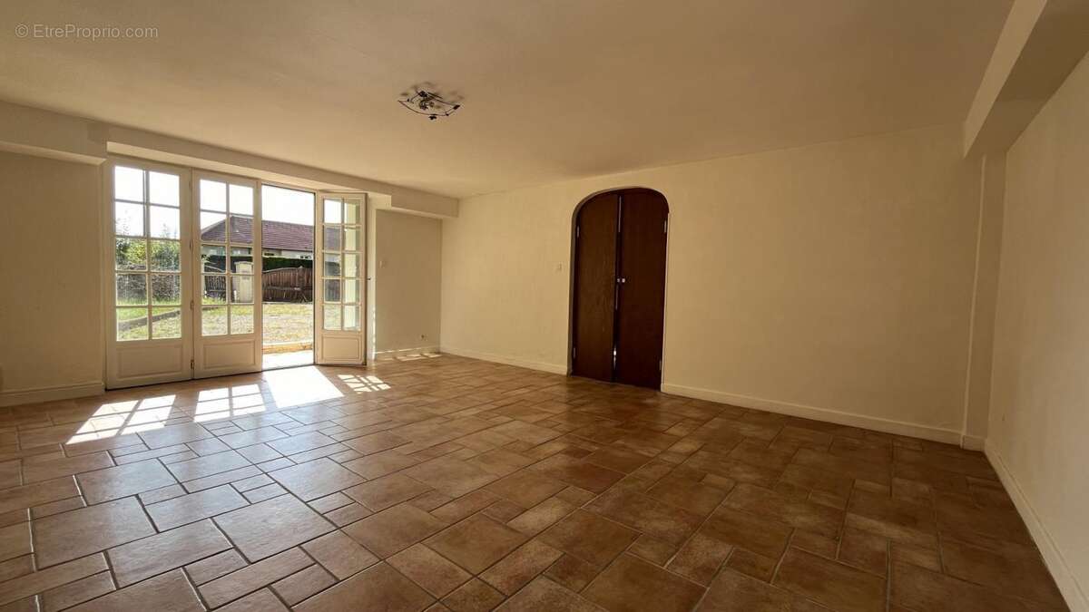 Maison sur 6 132 m² de terrain - photo 8