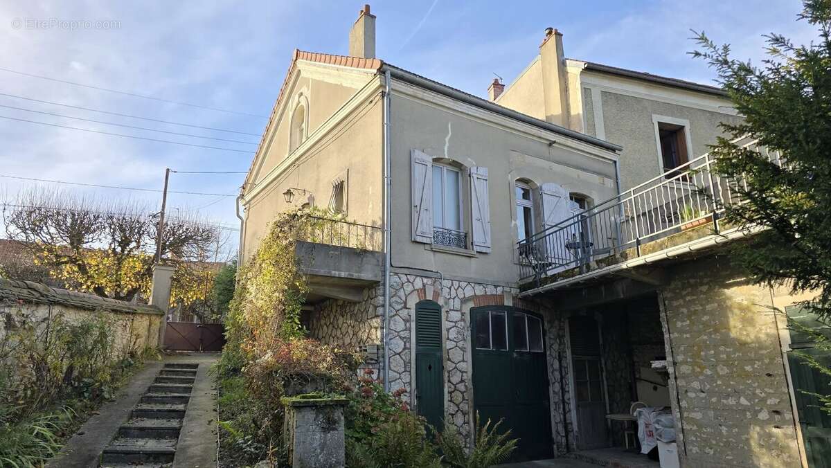 Maison à VENEUX-LES-SABLONS