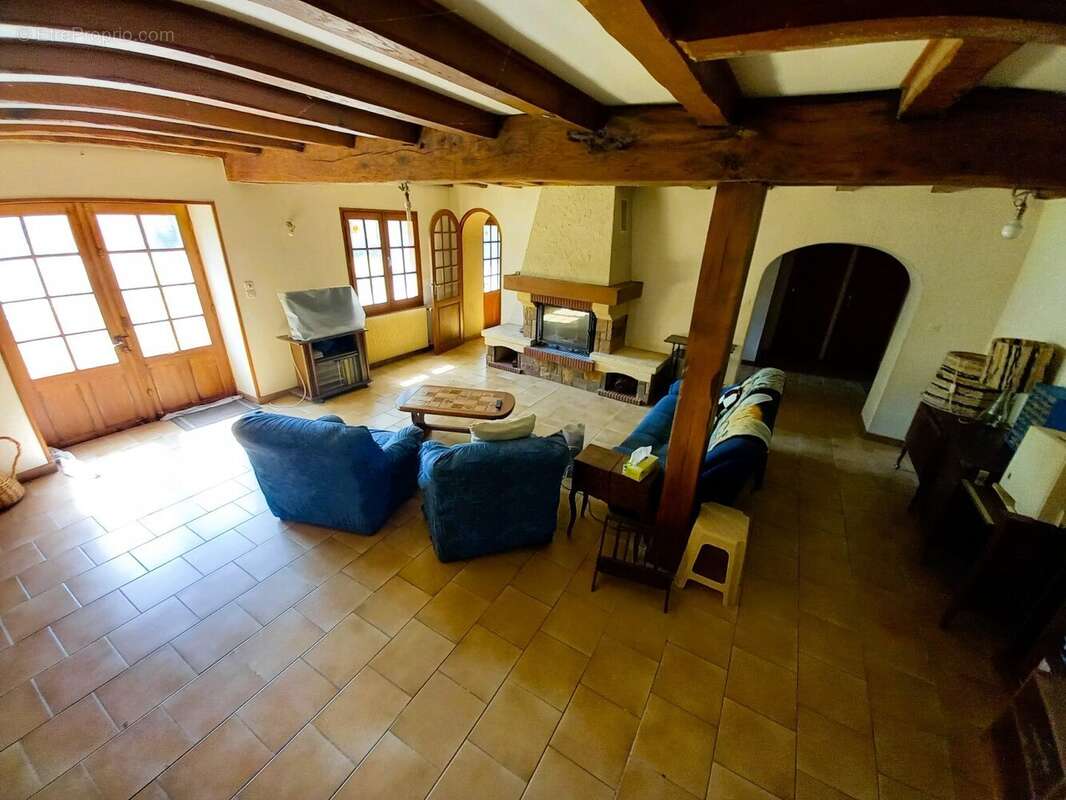 À seulement 10 minutes de Cognac  Grande maison familiale de 215 m² avec terrain constructible de 2 500 m²  DPE C - photo 2