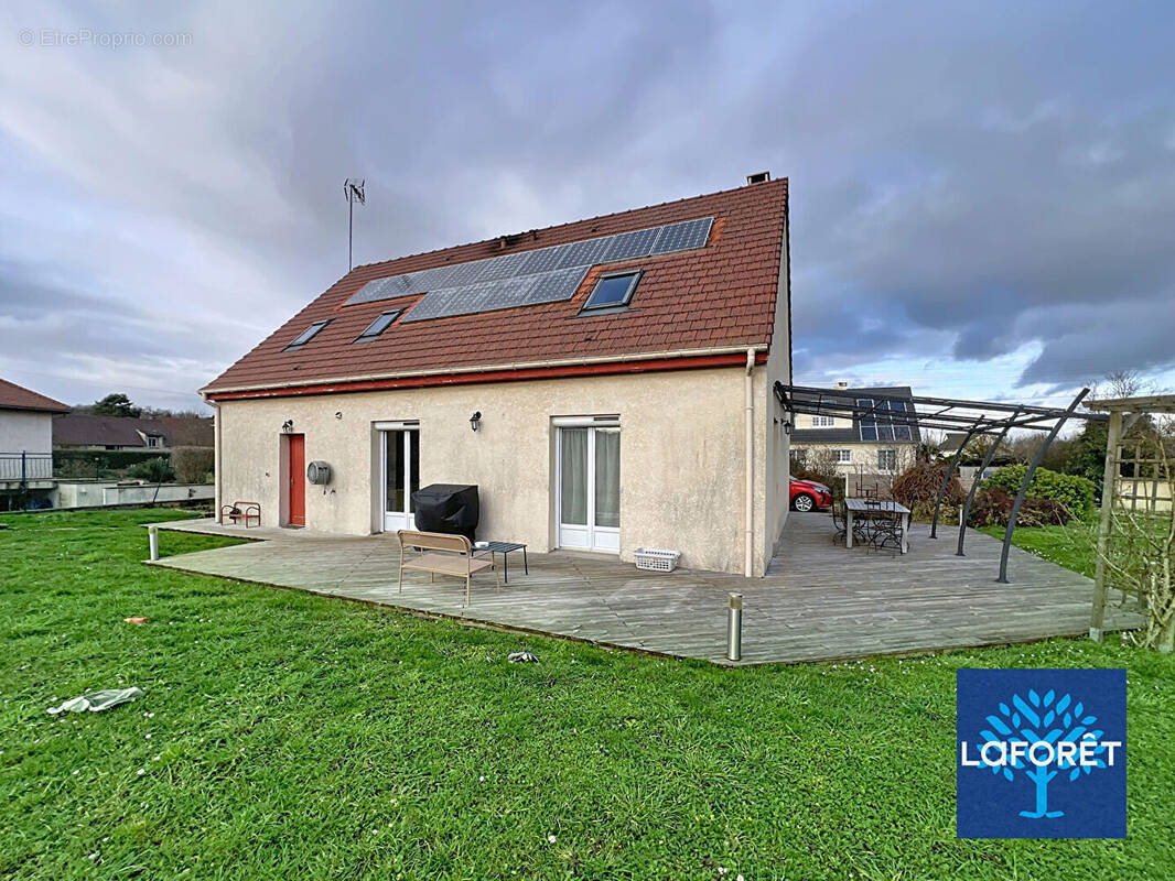 Maison à D'HUISON-LONGUEVILLE