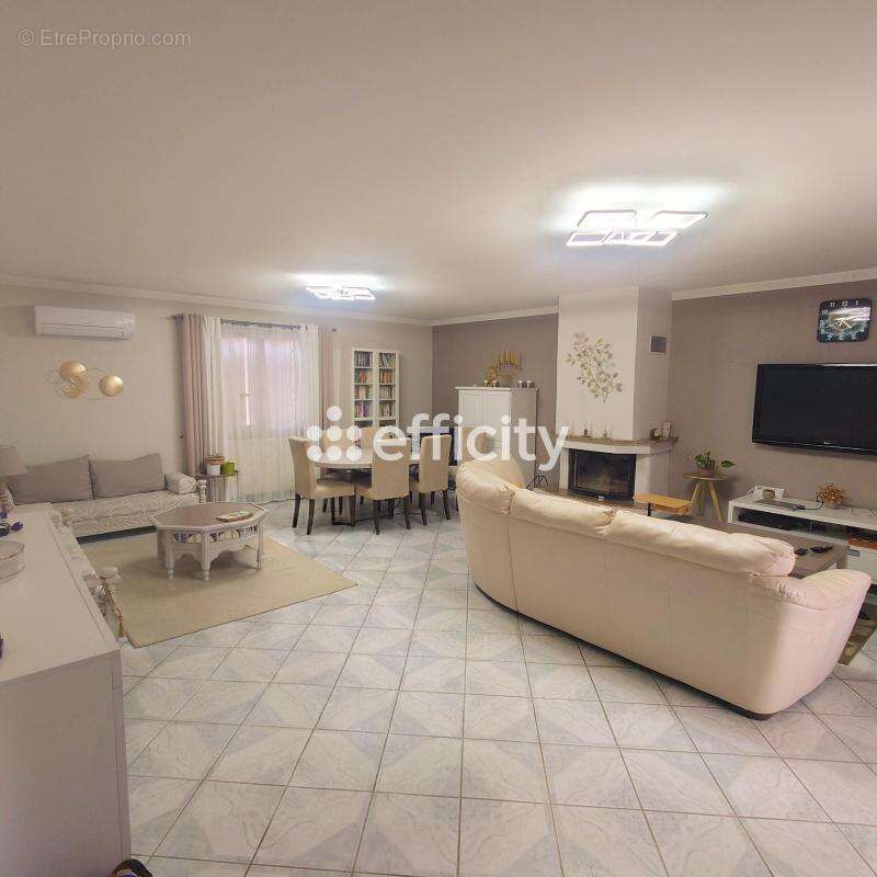 Maison 130 m² à Decines-Charpieu  - photo 2