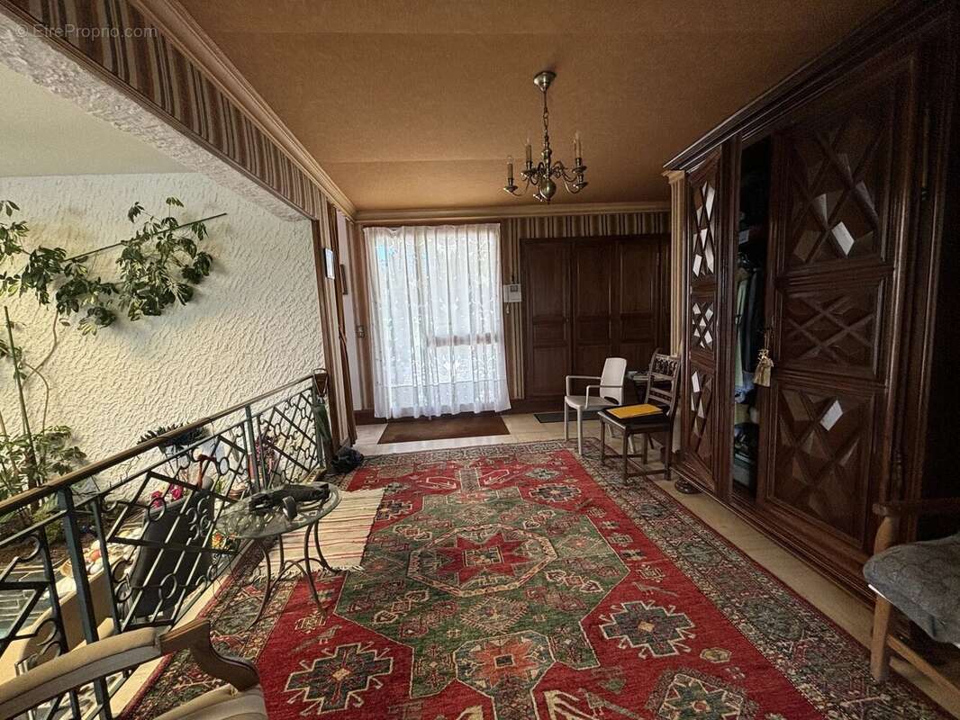 Superbe maison familiale de cinq chambres située dans un magnifique jardin et à distance de marche de Civray - photo 9