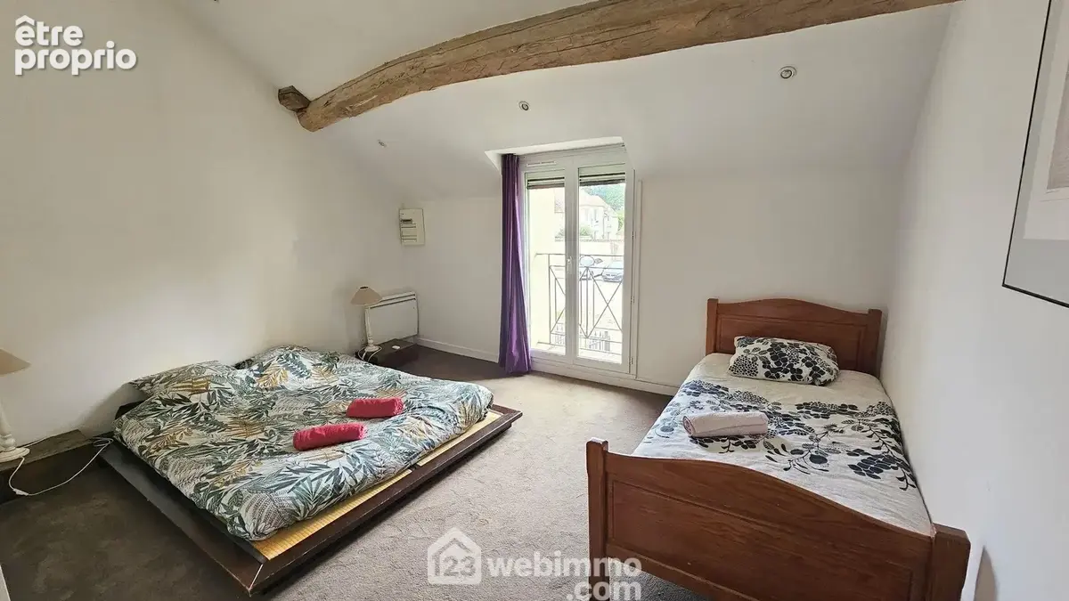 Une seconde grande chambre de 15,10 m² très lumineuse avec des placards.