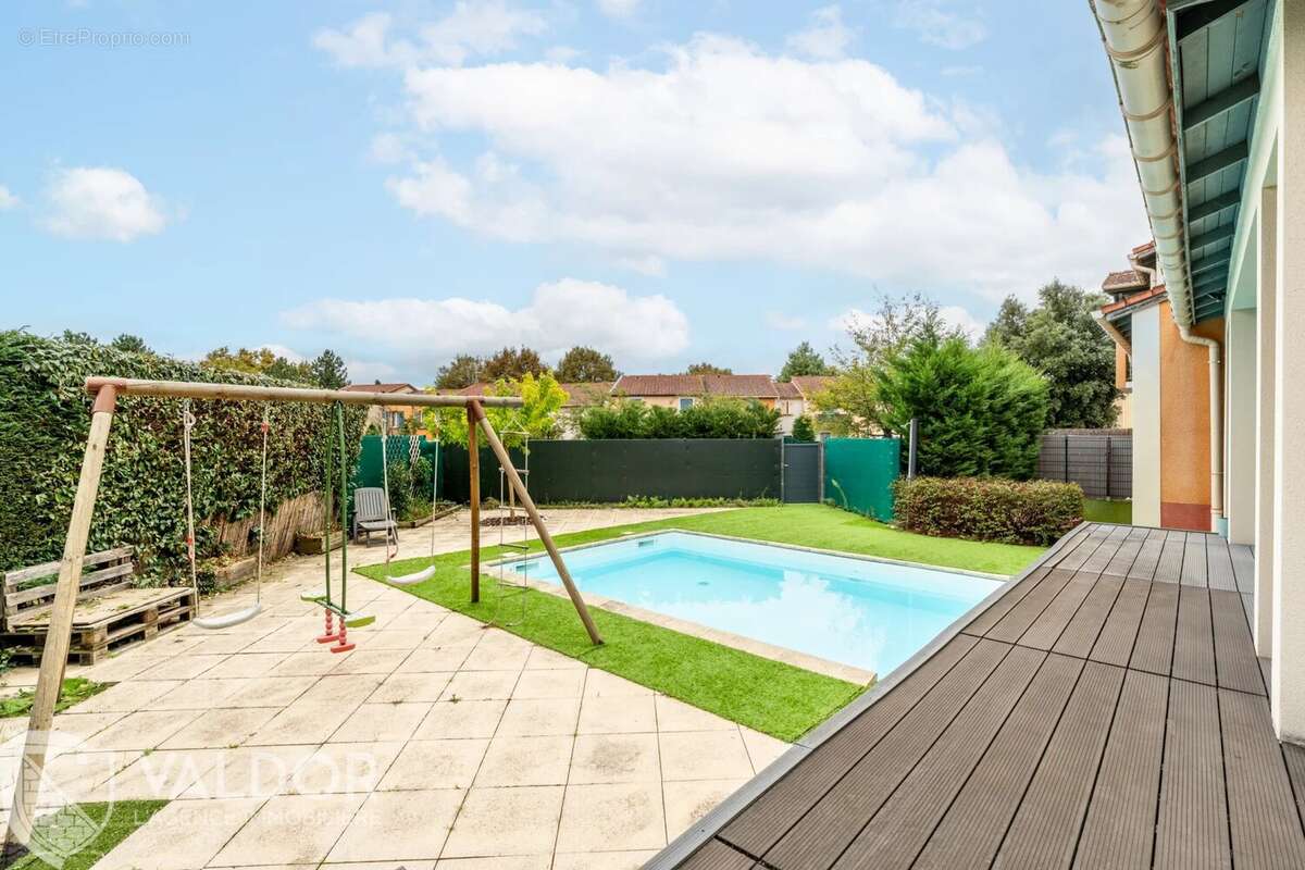 Maison à SAINT-GENIS-LES-OLLIERES