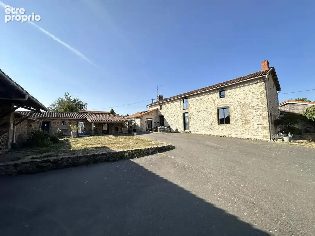 Ancien corps de ferme rénové, 5 chambres + gite + grange de 204 m² et 4 196 m² de terrain - photo 6