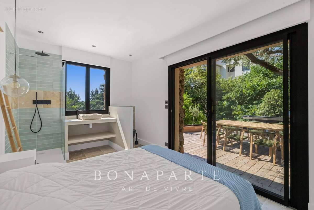 Aux portes de SUPER CANNES, élégante villa entiérement rénové - vue mer panoramique - position dominante - photo 13