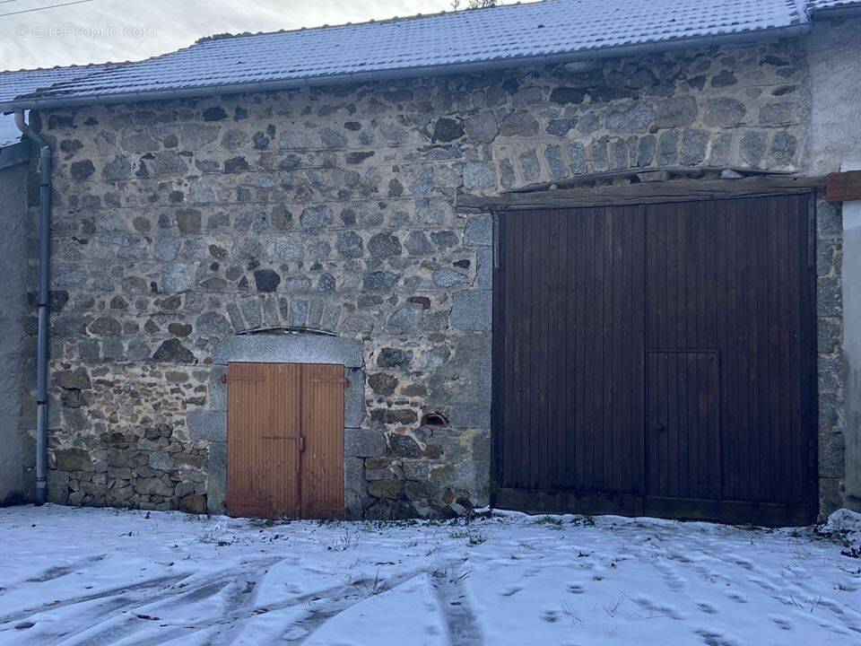 Parking à CHATEL-MONTAGNE