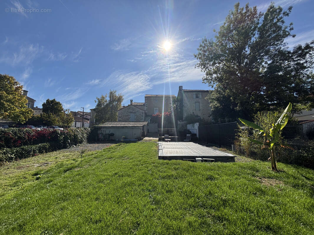 Maison à MAGNAC-SUR-TOUVRE