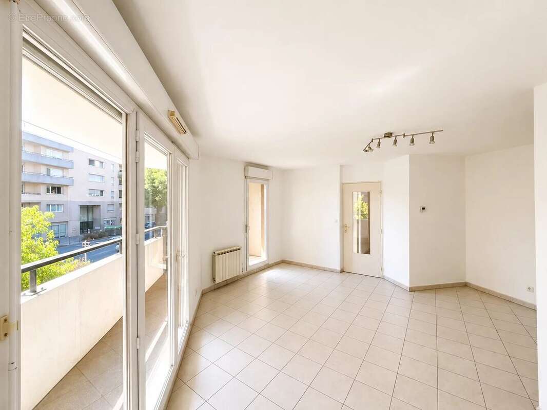 T3 64 m² avec terrasse, double garage et piscine – Villeurbanne - photo 3