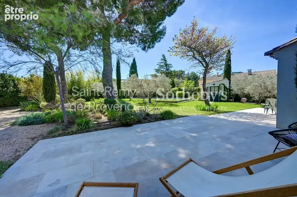 Exclusivité. Rare, Eygalières, belle maison rénovée en centre village avec jardin et piscine - photo 9