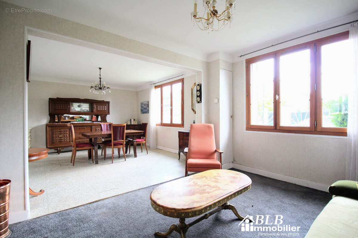 Maison à LE MESNIL-SAINT-DENIS