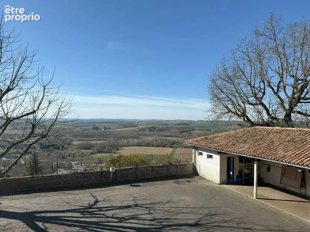 Immeuble lumineux d'exception à Lectoure avec une vue sur les Pyrénées - photo 3