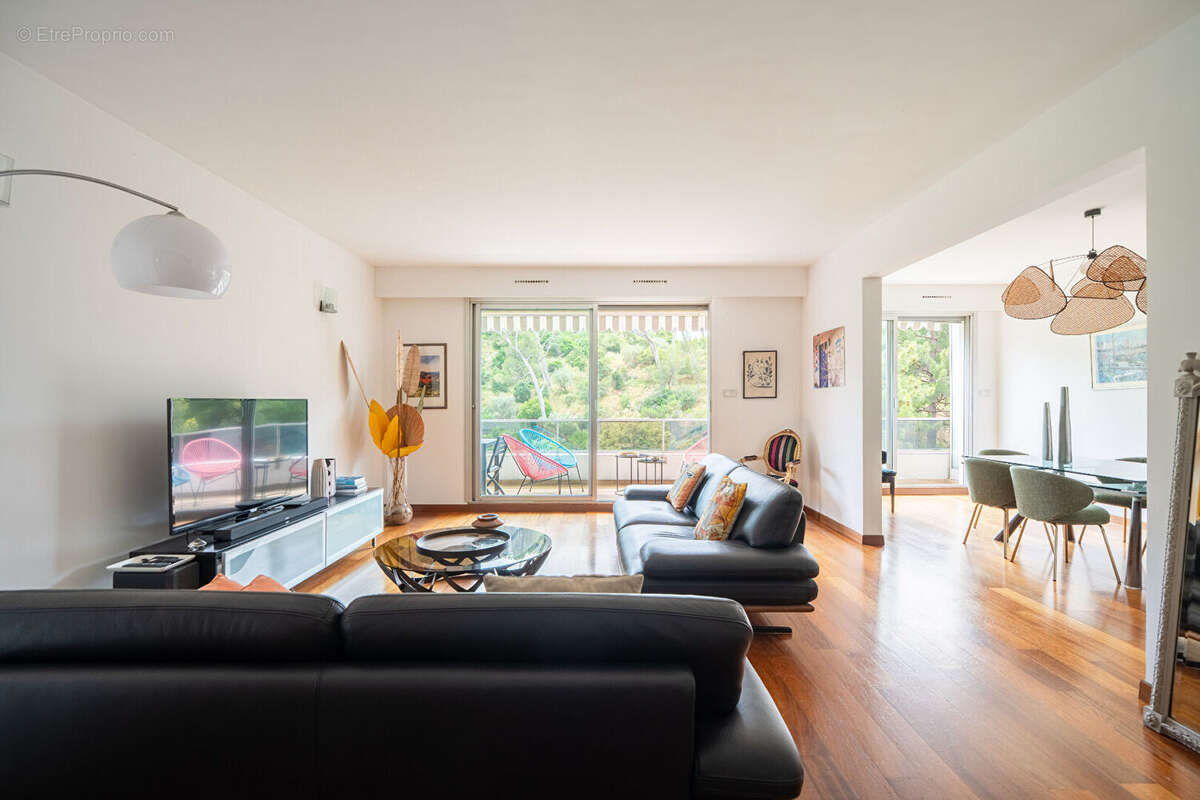 MARSEILLE 8E LA CADENELLE T5 de 145 m²  Dernier étage  Vue dégagée  Résidence de prestige - photo 3