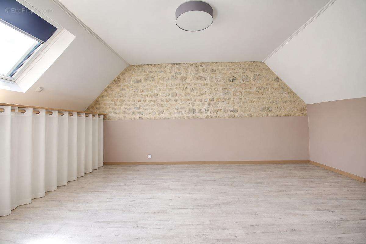 Maison de charme rénovée de 116 m² avec hangar et terrain de 2 630 m² - photo 6