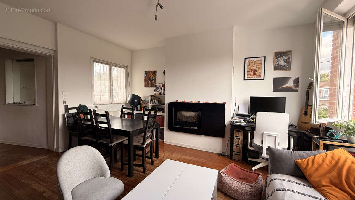 Située en plein coeur de Seclin, cette maison semi-mitoyenne de type bel étage dispose d'environ 95 m2 habitab - photo 2
