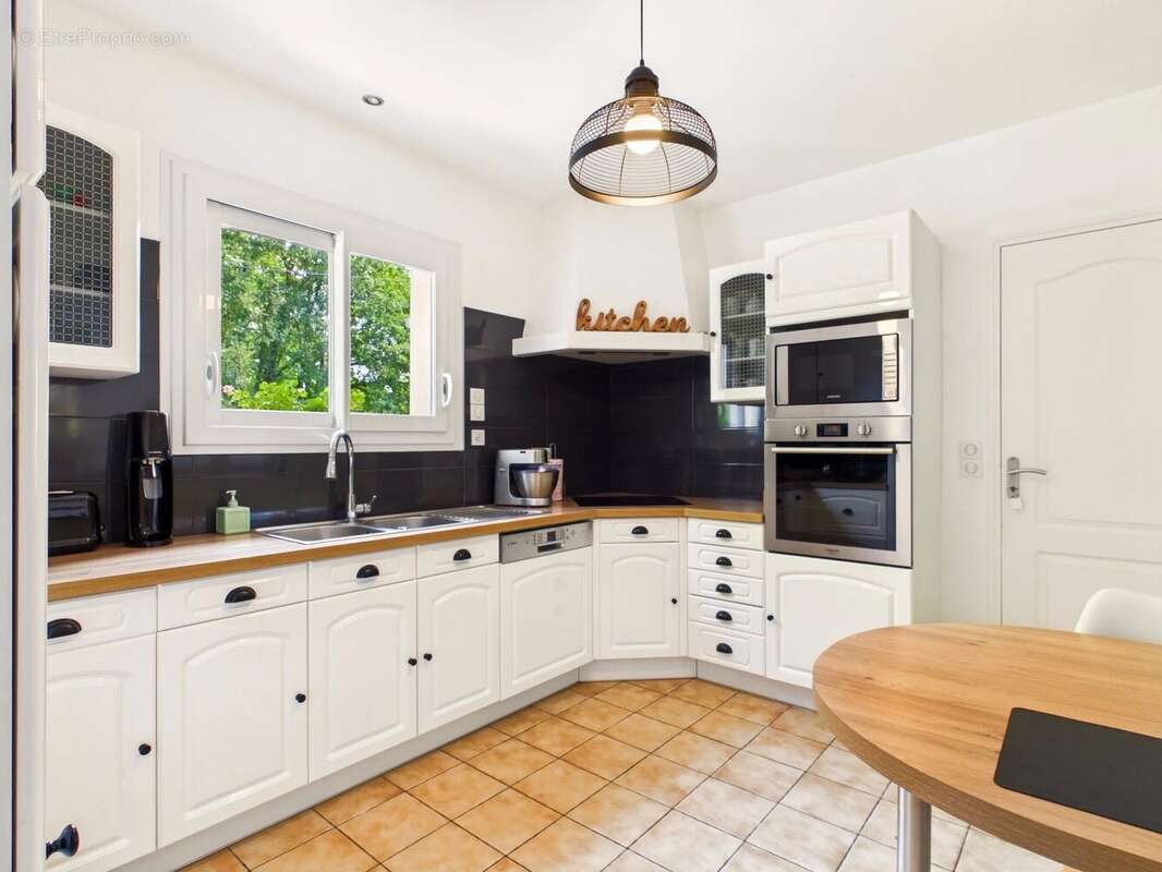 Maison familiale magnifiquement aménagée, située dans un quartier très prisé - photo 3