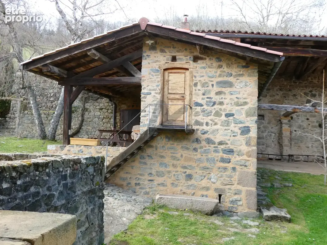 Un cachet et une situation hors du commun pour cette magnifique ferme des Monts du Lyonnais. - photo 13