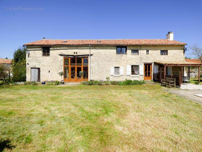 Maison à CHEF-BOUTONNE