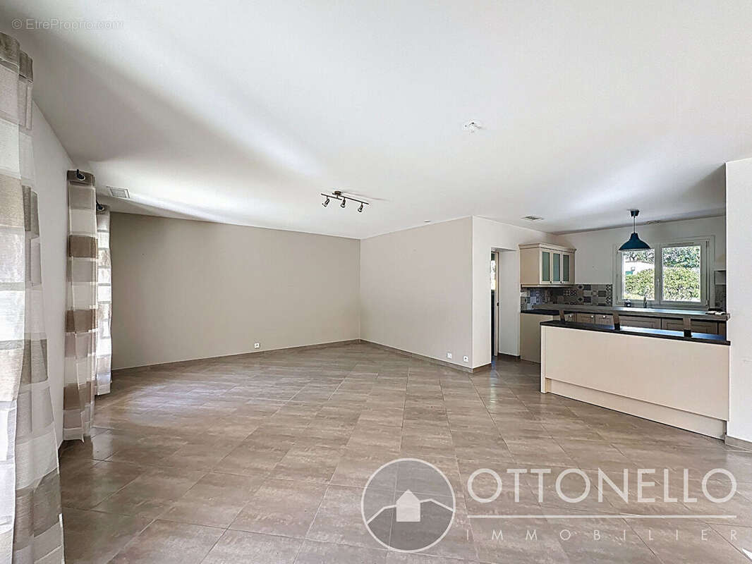 Maison à ROQUEBRUNE-SUR-ARGENS