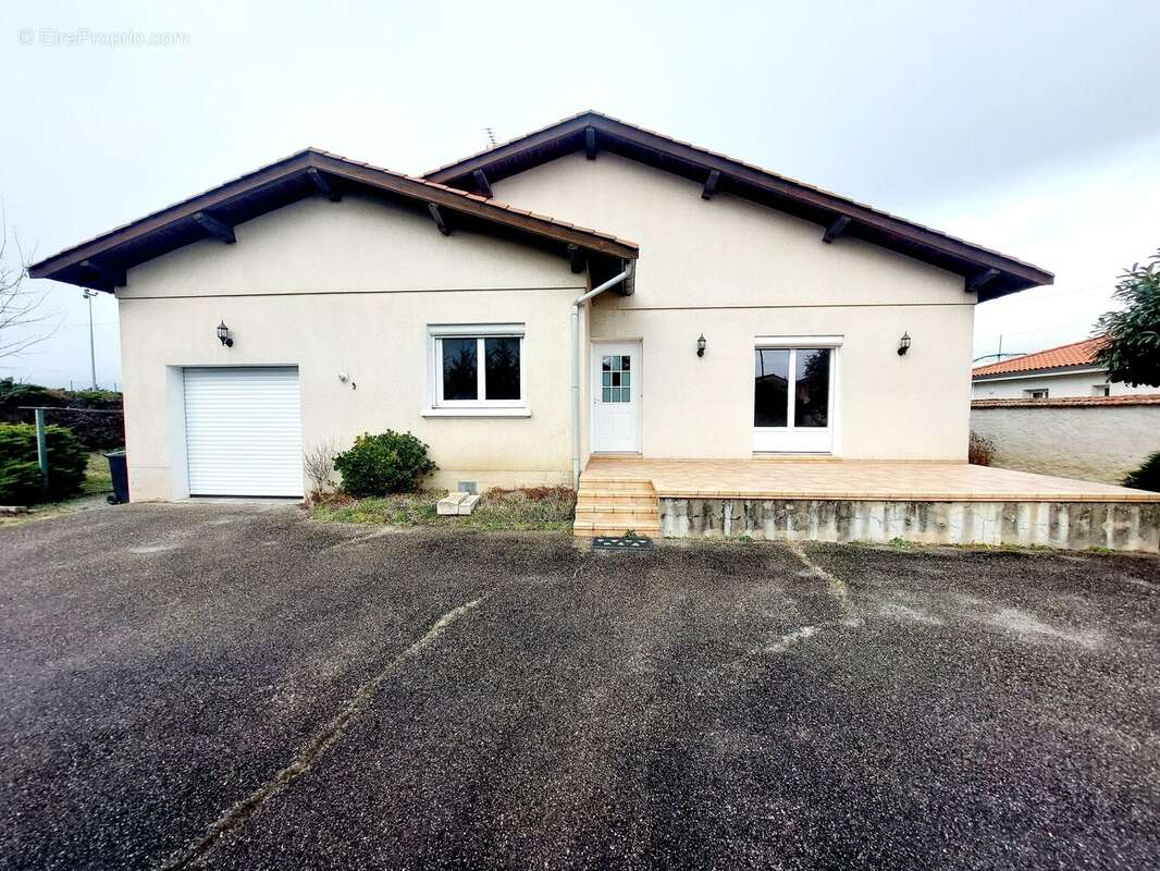 Photo 2 - Maison à SAINT-JUST-SAINT-RAMBERT