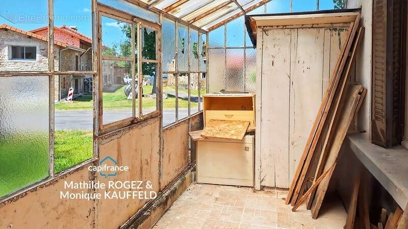 Maison à rénover avec grange en pierre, source et 7 000 m² de terrain - Saint Gervais Sous Meymont (63) - photo 5