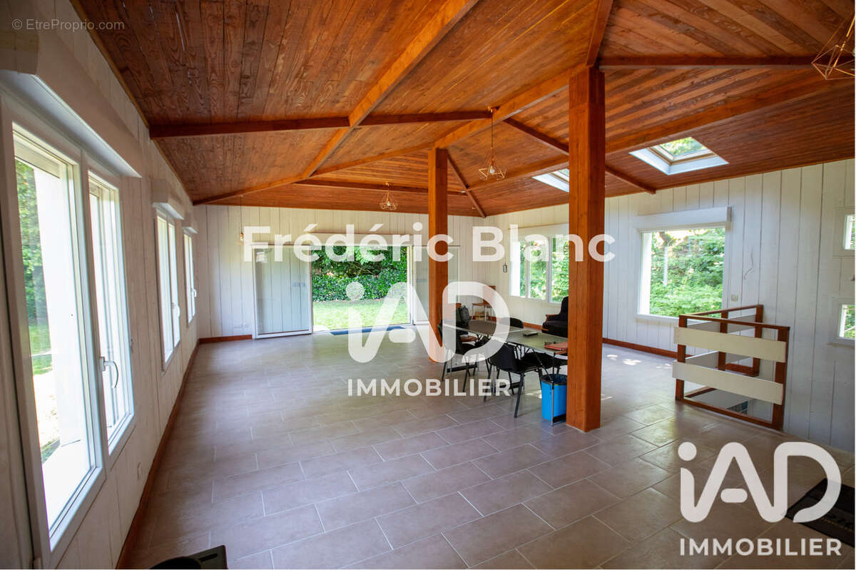 Maison 304 m² à Igny  - photo 8