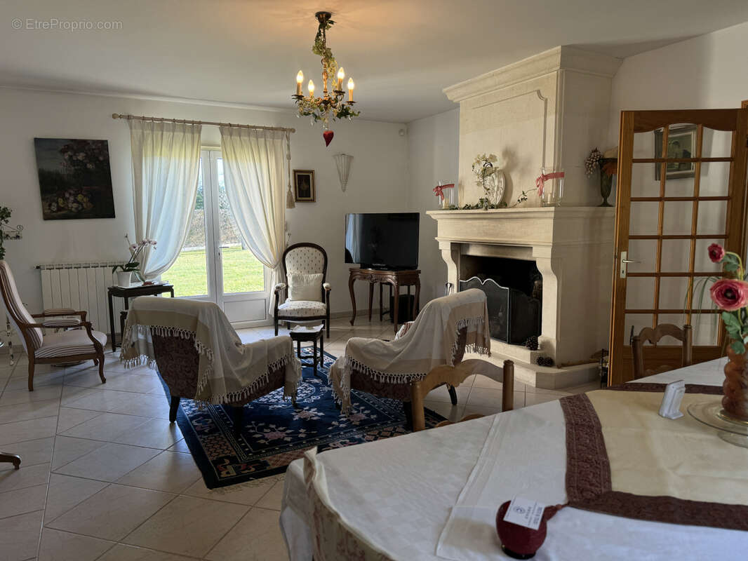 Maison à BARBEZIEUX-SAINT-HILAIRE