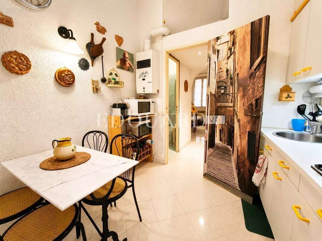 Trois pièces en bon état au premier étage d’un immeuble ancien à quelques pas des fameuses Sablettes - photo 5