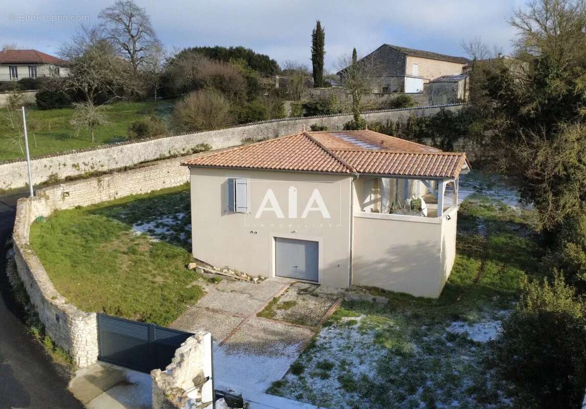 Maison à MONTIGNAC-CHARENTE