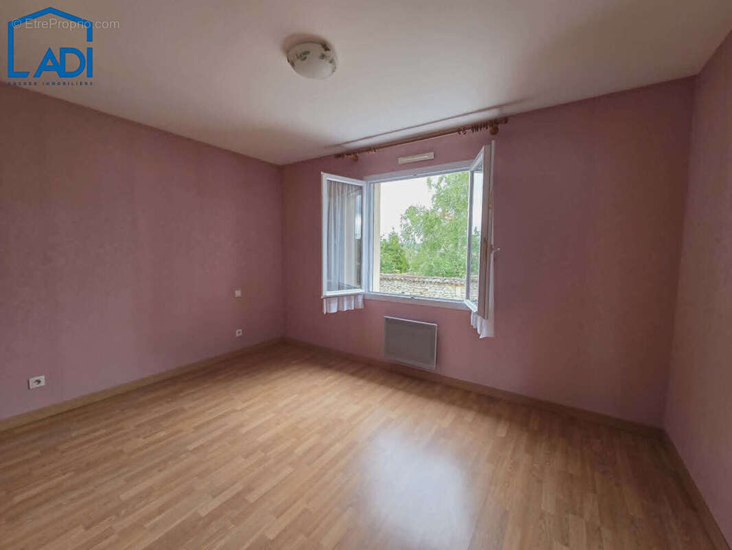 RARE ! En plein coeur de Saint-Maixent ! - photo 10