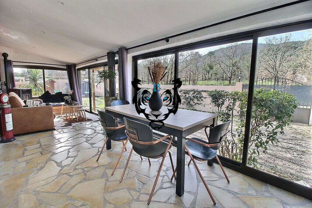 Maison à BAGNOLS-EN-FORET