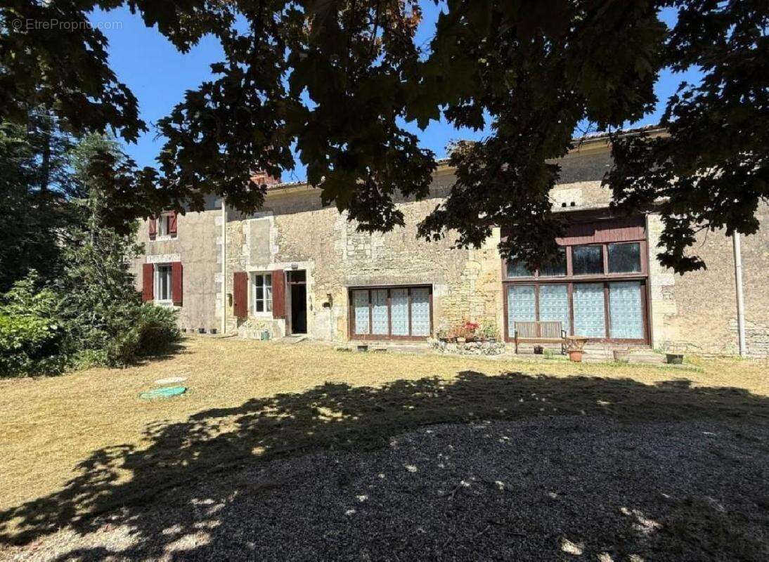 Maison 183 m² à Villefagnan  - photo 3