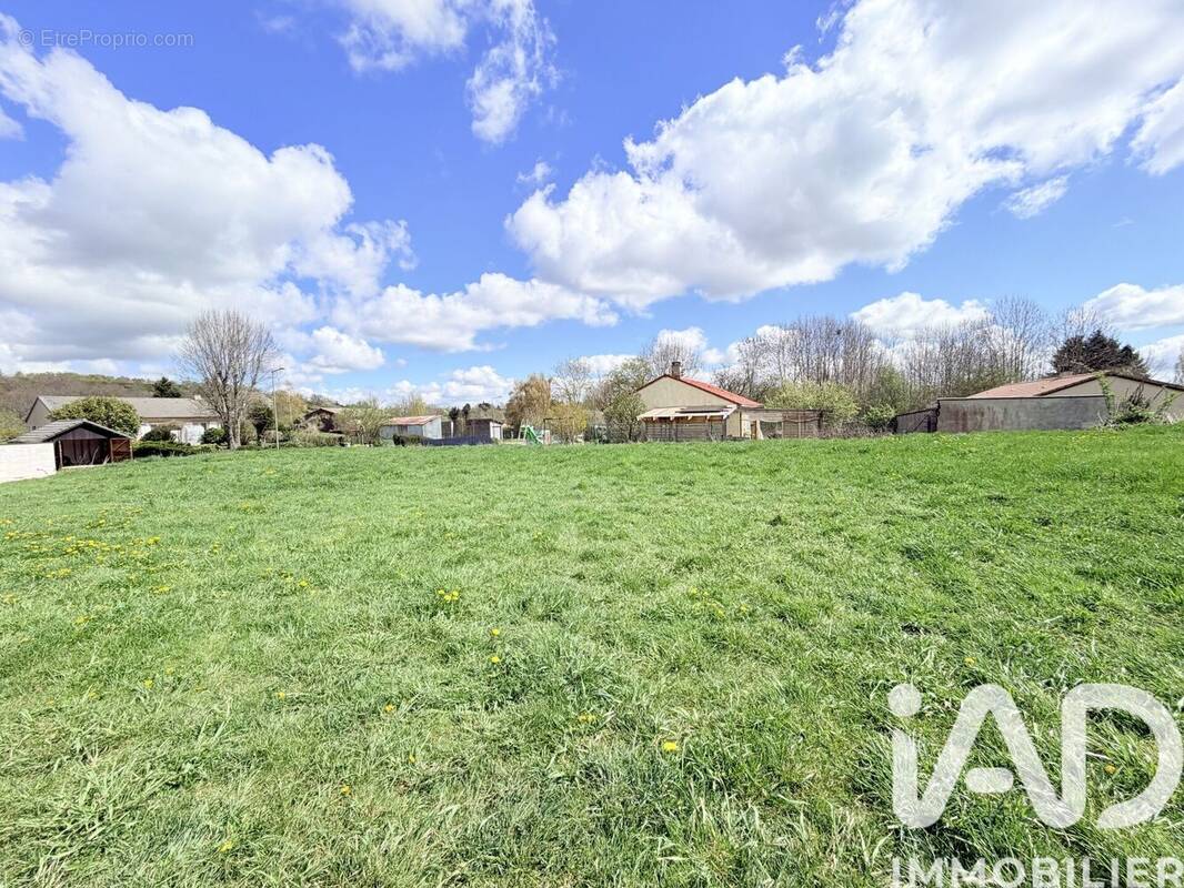 Photo 1 - Terrain à VOLVIC