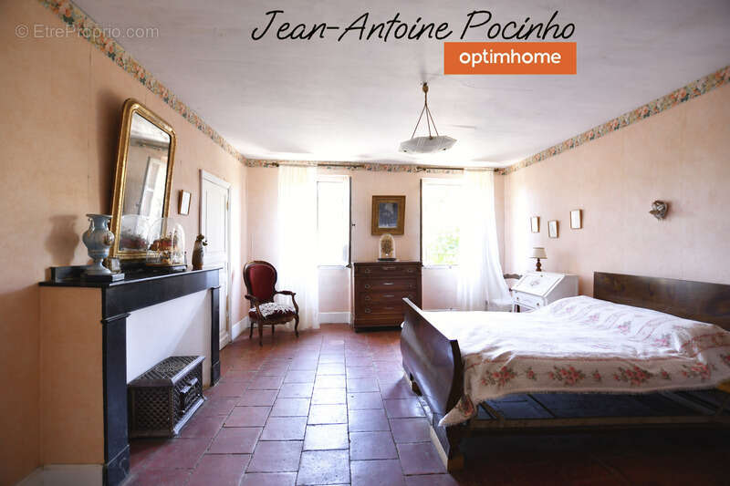 Maison à SAINTE-FOY-DE-PEYROLIERES