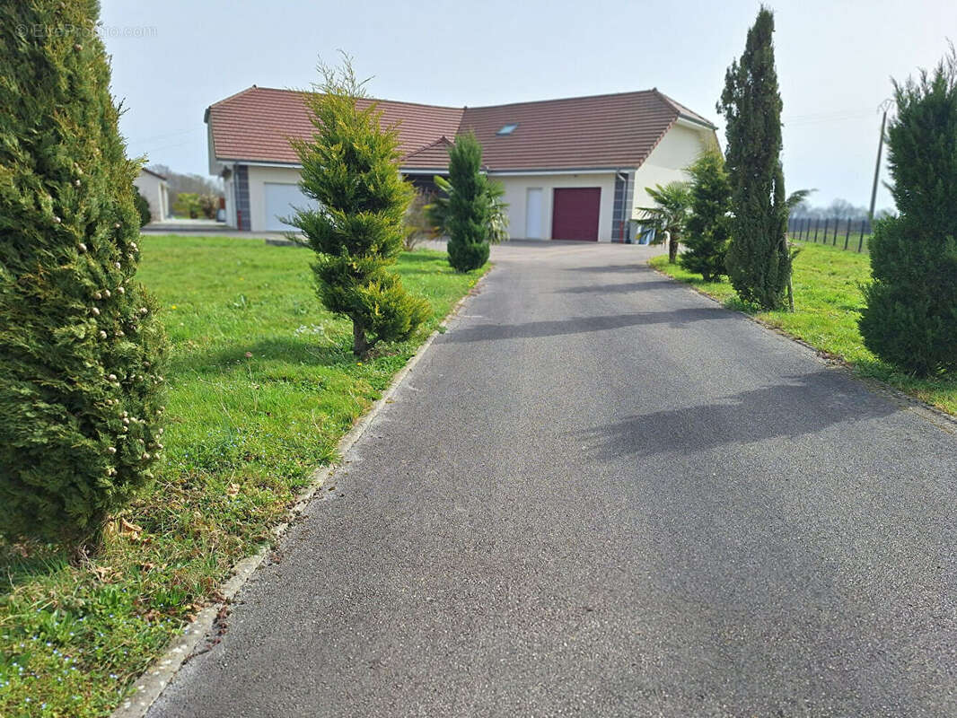 Maison à ASNANS-BEAUVOISIN