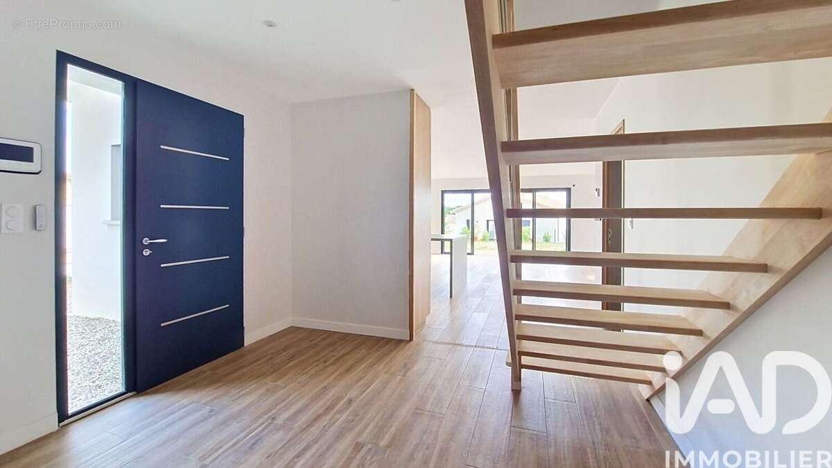 Maison 192 m² à Carignan-De-Bordeaux  - photo 4